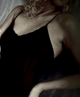 У меня нежное тело и насыщенная фантазия. Готова предложить тебе разнообразные услуги, которые оставят тебя довольным. Знаю, как доставить удовольствие и расслабление. Фото 100% мои, более подробные фотографии доступны при личной встрече. У меня есть положительные отзывы от довольных клиентов, которые говорят о моей внимательности и профессионализме. Жду встречи с тобой в Москве, чтобы сделать твои фантазии реальностью. 💋 4035, 45 лет